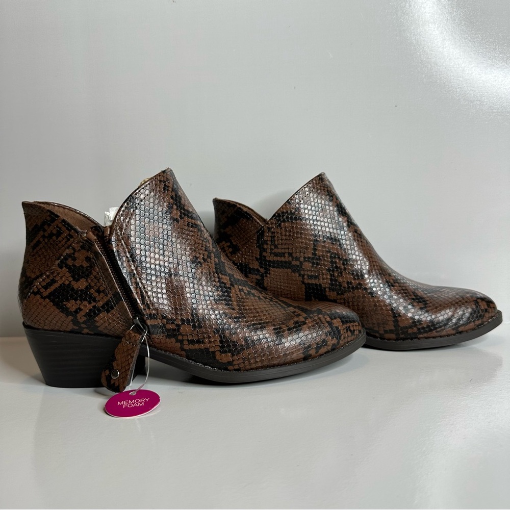 SO Women's Brown Snake Print Ankle Boots. Size 6 1/2.